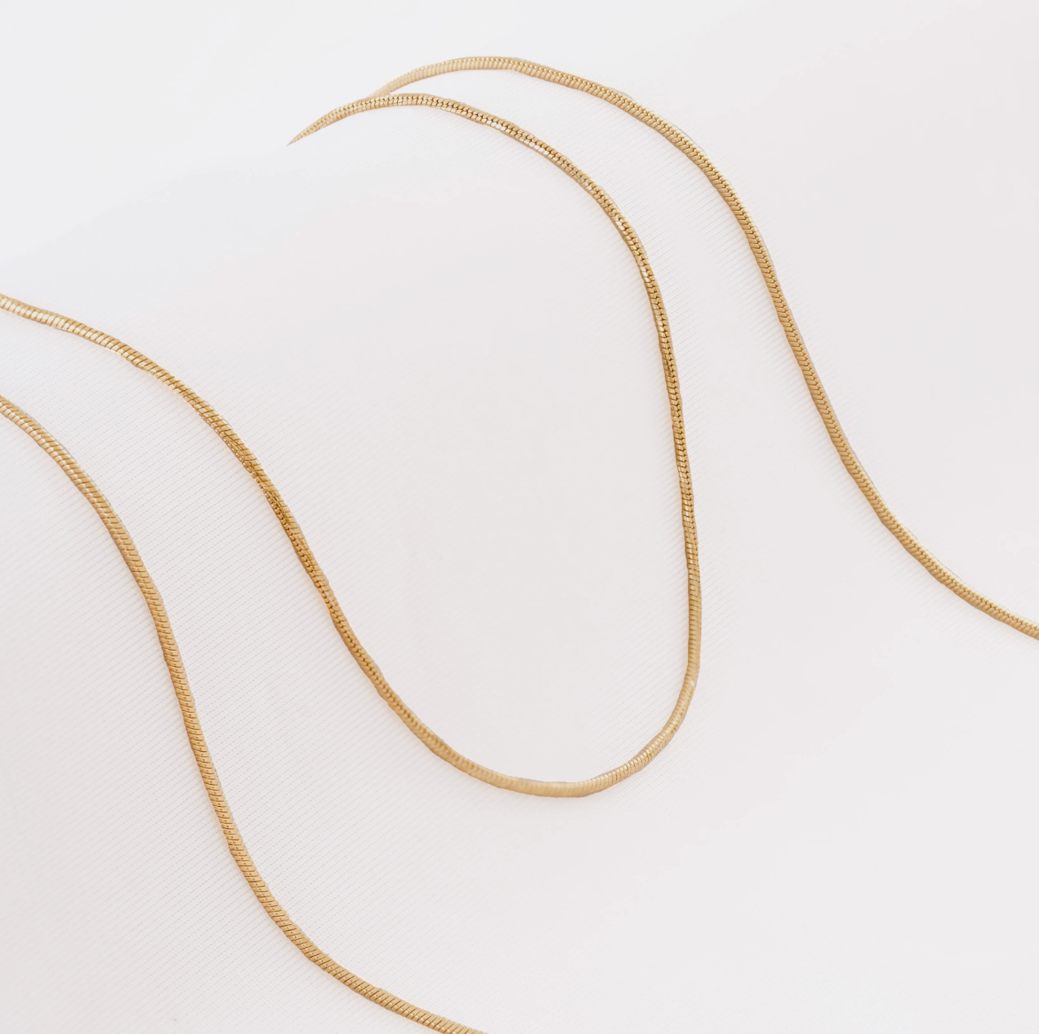 Cadena Serpiente Fina — Tejido Liso Flexible Oro Laminado 18K | 45 cm