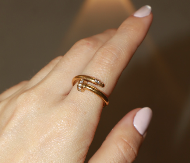 ANILLO CLAVO CON CIRCONES DORADO