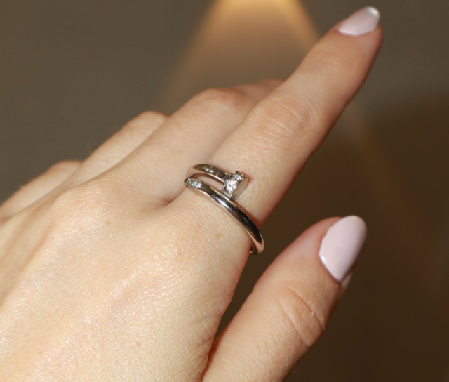 ANILLO CLAVO CON CIRCONES PLATEADO